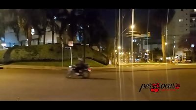 Motorcycle talented chases woman who shows her breasts on the car's sunroof